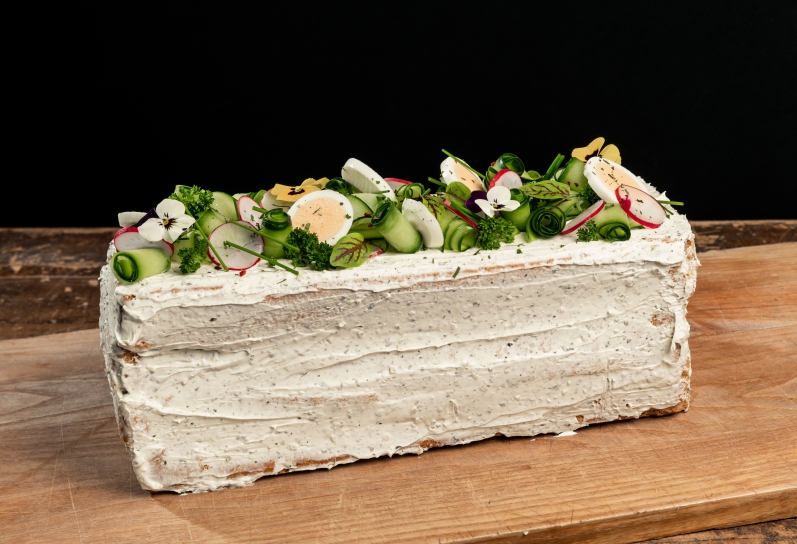 Broodcake met ei, avocado en kipfilet