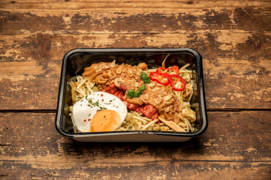 Bami met kipsaté en een spiegelei