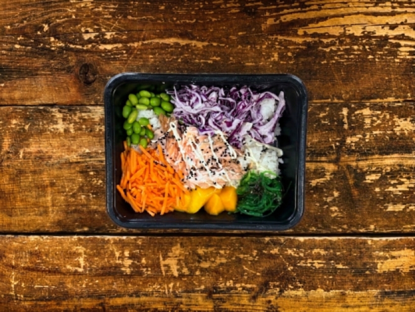 Poké bowl met warmgerookte zalm