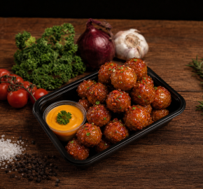 Oranje ballen met een lekkere street saus