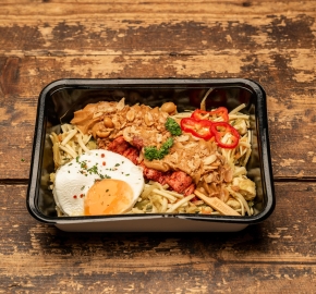 Bami met kipsaté en een spiegelei