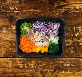 Poké bowl met warmgerookte zalm