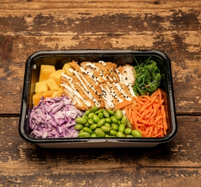Poke bowl met kipschnitzel